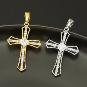 Collana con ciondolo a croce scintillante in rame con zirconi in oro e argento