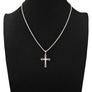 Collana con croce argentata con ciondolo in zirconia cubica su catena a fune