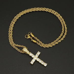 Iced Out Kreuzanhänger aus Gold mit Zirkonia an einer schwarzen Seilkette für Damen