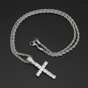 Nahaufnahme von Silber-Kreuzanhänger mit Zirkonia-Steinen an einer Kordelkette