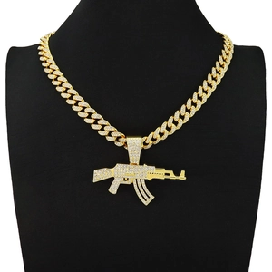 Hip-hop χρυσό κολιέ με μενταγιόν όπλο AK47 και στρας σε μαύρο ανδρείκελο