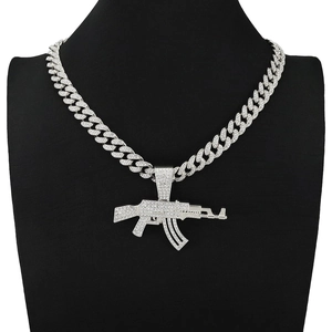 Λεπτομέρεια μενταγιόν AK47 με διαμάντια σε χοντρή ασημένια καδένα για άνδρες