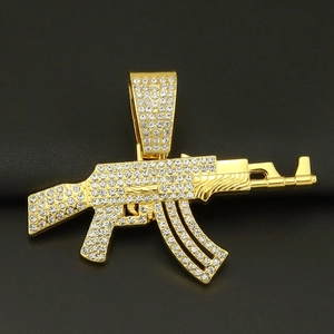 Λεπτομέρεια macro από επίχρυσο μενταγιόν AK-47 με λαμπερά λευκά διακοσμητικά στρας