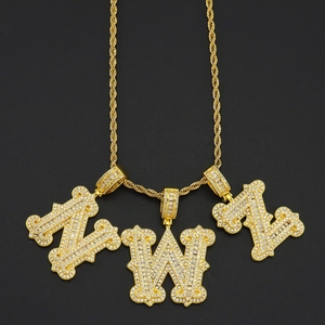 Collier hip hop doré iced out avec pendentifs lettres MWN et zircons étincelants