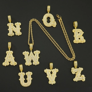 Pendentifs lettres hip hop avec cristaux brillants sur chaîne torsadée dorée tendance