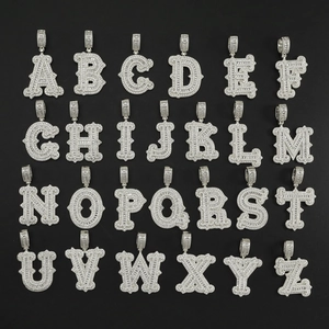 Gros plan des pendentifs hip hop lettres A-Z avec pavage en zircone cubique argentée