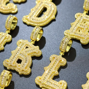 Gros plan de lettres hip hop plaquées or serties de zircons blancs étincelants