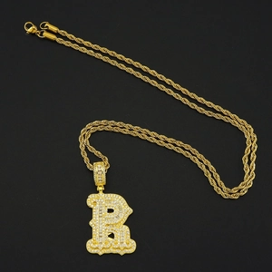 Vue détaillée du pendentif hip hop lettre B doré avec oxydes de zirconium scintillants