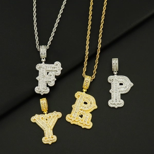 Vue détaillée des pendentifs lettres hip hop avec sertissage complet de diamants brillants
