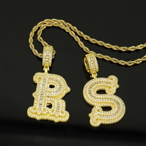 Détails de colliers hip hop avec lettres B et S serties de cristaux sur chaînes torsadées