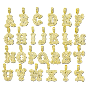 Ensemble de pendentifs alphabet dorés iced out avec zircons baguettes et ronds