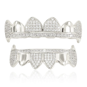 Ensemble grillz hip hop argenté avec pierres de zircon blanc étincelantes sur fond blanc