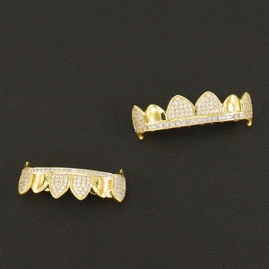 Ensemble grillz hip hop doré avec pierres de zircone au design de dents canines pointues