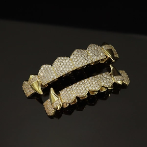 Λεπτομέρεια από hip hop grillz με χρυσή επίστρωση και δόντια με ζιργκόν