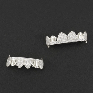 Set de grillz hip hop argenté avec dents de vampire serties de zircons brillants