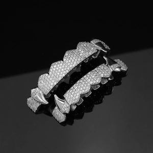 Λεπτομερής λήψη από grillz με δόντια βαμπίρ και ζιργκόν σε μαύρο φόντο
