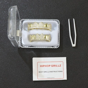 Ensemble grillz dentaire hip hop doré avec zircons brillants dans sa boîte cadeau