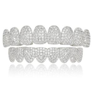 Set grillz hip hop in argento con zirconi scintillanti su sfondo bianco puro