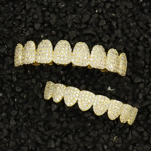Set grillz hip hop placcato in oro con 8 denti superiori e 6 inferiori e zirconi scintillanti