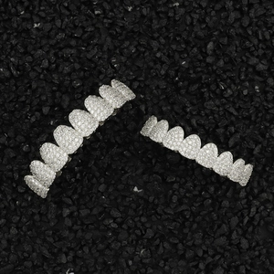 Set grillz in argento con 8 denti superiori e 6 inferiori incastonati con zirconi brillanti