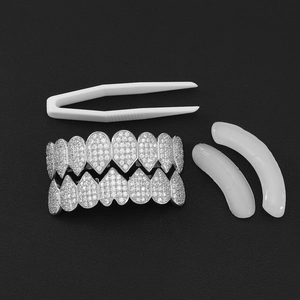 Hip Hop Grillz Set aus Kupfer mit Zirkonia-Steinen und Pinzette in glänzender Silber-Optik