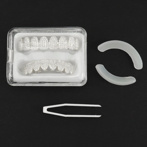 Set grillz hip hop argento con zirconi cubici inclusi barra in silicone e una pinzetta