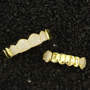 Détail macro de grillz dents de vampire dorées avec zircons de style hip hop de rue