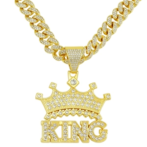 Nahaufnahme der goldenen Kronen-Halskette mit KING-Schriftzug und Cubic Zirkonia