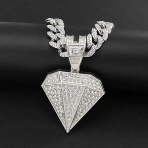 Macro-opname van de verzilverde hip-hop Cubaanse ketting met piramide hanger