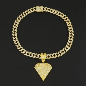 Gouden hip hop cubaanse ketting met een volledig gezette diamant piramide hanger