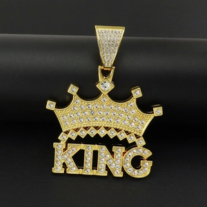 Makroaufnahme von vergoldetem KING-Kronenanhänger mit Zirkonia-Vollbesatz-Detail