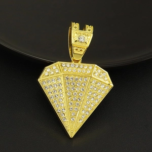 Macro-detail van de iced-out piramide hanger ketting met goudlaag en zirkonia