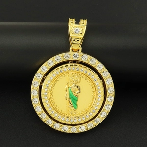 Détail de pendentif rotatif Saint Jude plaqué or avec strass blancs sur fond en cuir noir