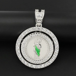 Pendentif Saint Jude rotatif hip-hop avec strass scintillants et robe verte sur fond noir élégant