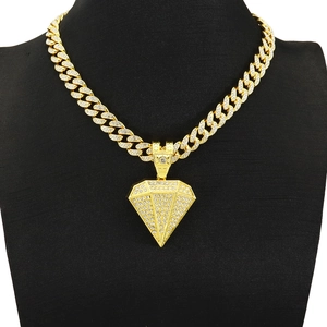 Gouden Cubaanse schakelketting met een grote piramidevormige diamanten hanger