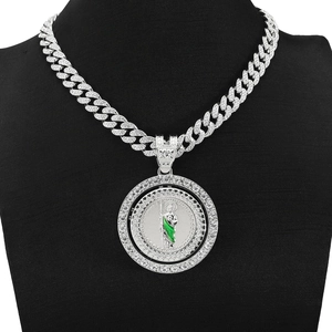 Vue détaillée du pendentif rotatif Saint Jude avec émail vert sur une chaîne cubaine glacée