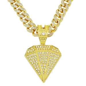 Detail van de iced-out hiphop ketting met gouden piramide en Cubaanse schakels