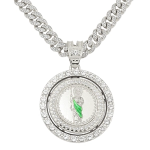 Gros plan sur collier hip hop chaîne cubaine en argent avec pendentif Saint Jude