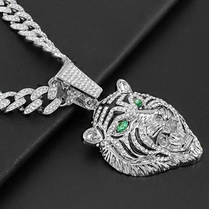 Collier hip hop avec tête de tigre argentée, yeux verts et chaîne à maillons cubains