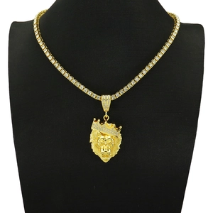 Detail von goldenem Löwenkopf-Anhänger mit Krone und glitzernder Tennis-Kette auf Büste