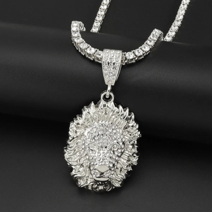 Close-up van zilveren leeuwenkop hanger met witte kristallen aan een stijlvolle tennis ketting