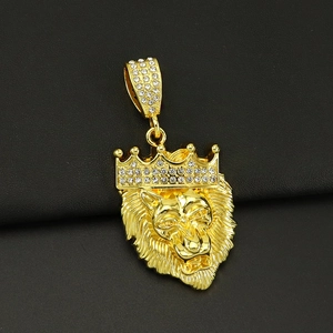 Nahaufnahme des goldenen 3D-Löwenkopfs mit Krone und Strasssteinen auf schwarzem Leder