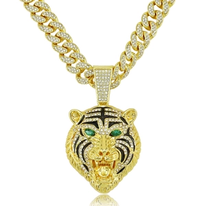 Collier avec pendentif tête de tigre hip hop yeux verts et chaîne à maillons