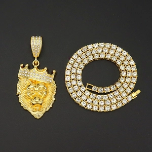 Detailaufnahme des goldenen Löwenkopf-Anhängers mit Krone und Strass auf einer Tenniskette