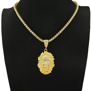 Macro-detail van gouden leeuwenhanger aan een kristallen tennisketting voor hiphopstijl