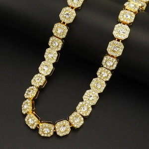 Makro-Detail einer Hip-Hop-Cuban-Kette mit goldenen Achteck-Gliedern und weißen Zirkonia