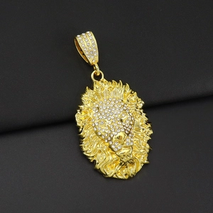 Detailopname van gouden leeuwenkop hanger met kristallen op zwarte lederen achtergrond