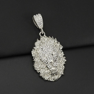 Detailopname van de verzilverde 3D-leeuwenkop hanger bezet met witte strass steentjes