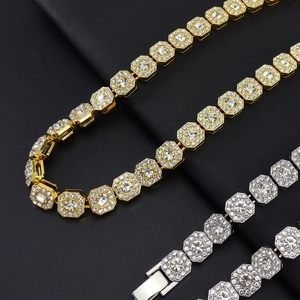 Nahaufnahme von gold- und silberfarbenen Iced-Out Tennisketten mit Oktogon-Gliedern