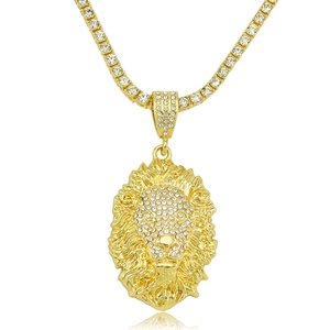 Macro-opname van gouden leeuwenkop hanger met strassteentjes aan een tennisketting
